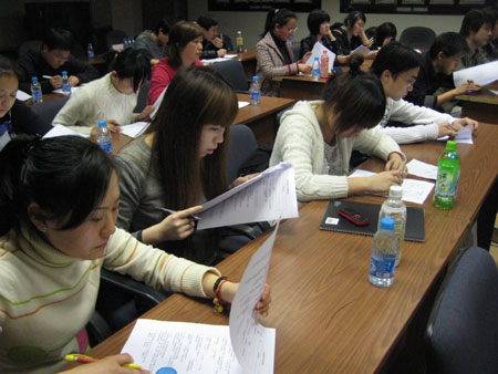 学员们认真考试