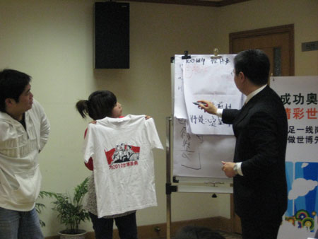 老师带领学员现场演练