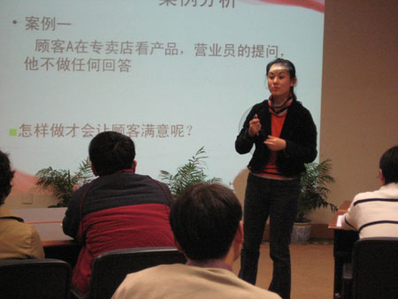 狄老师为大家讲解销售技巧