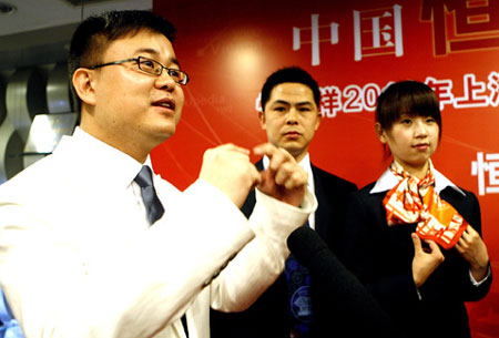 世博会中国馆制服首席设计师叶超莹（左一）在服装发布仪式上（摄、朗戈）