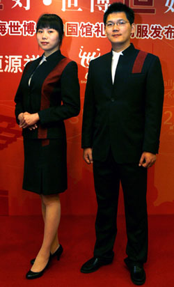 模特正在展示世博会中国馆的礼宾接待服